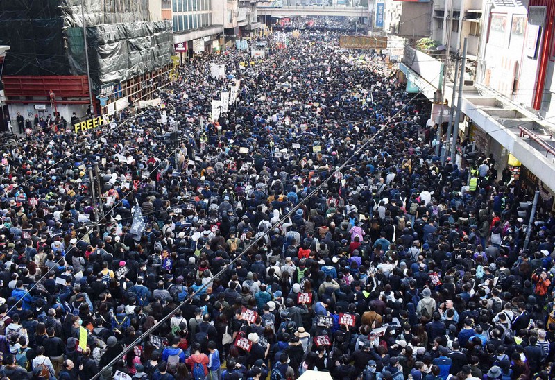 政府に抗議し、幹線道路を金融街・中環(セントラル)に向けて行進する市民=香港・銅鑼湾で2019年12月8日、福岡静哉撮影
