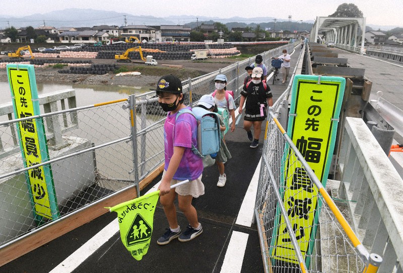 2カ月ぶりに西瀬橋を渡って登校する児童たち=熊本県人吉市で2020年9月4日午前7時22分、矢頭智剛撮影