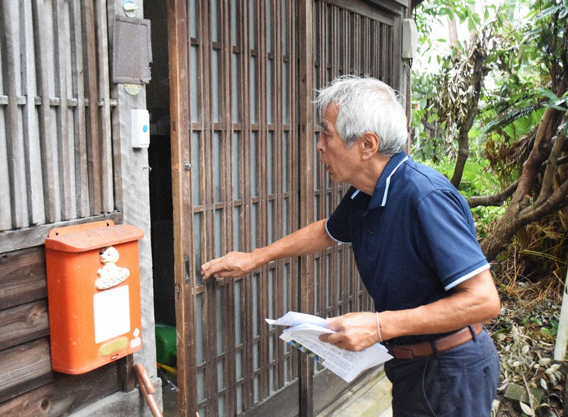 手作りの「しんばば便り」を配る町内会長の家城正信さん。一軒一軒届けることで「住民の異変や孤独死に気づく効果もある」と話す=熊本県人吉市下新町で2020年9月2日午後5時10分、浅野翔太郎撮影