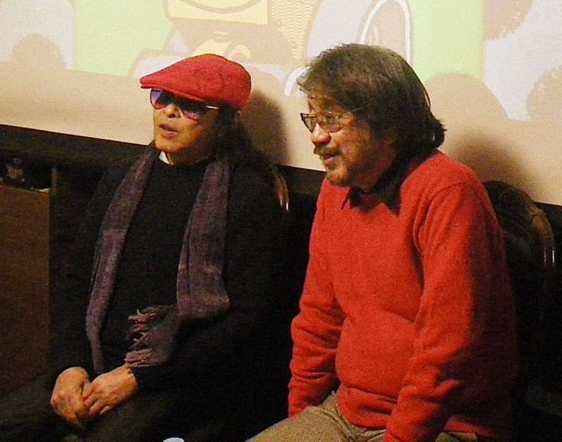 トークショーで歓談するきむらゆういちさん(右)とエムナマエさん=きむらさん提供