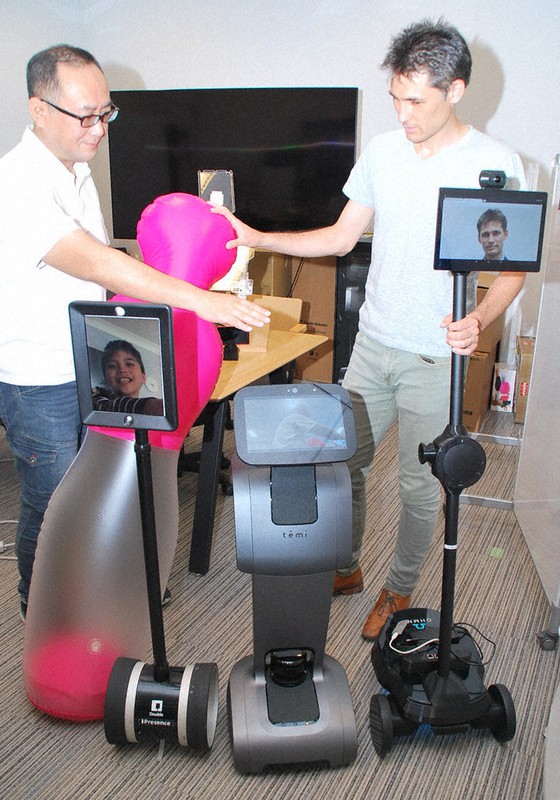 ロボットを遠隔操作し、万博会場を歩き回って楽しむ未来を夢見て、開発に当たるアイプレゼンスのクリス・クリストファーズ代表(右)ら=大阪市北区の新興企業の支援拠点、ナレッジキャピタルで、宇都宮裕一撮影