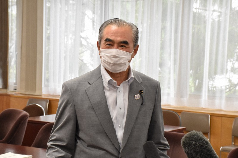 常任総務会後、報道陣の取材に答える自民党秋田県連の鶴田有司副会長=秋田市で2020年9月4日午後2時27分、高野裕士撮影