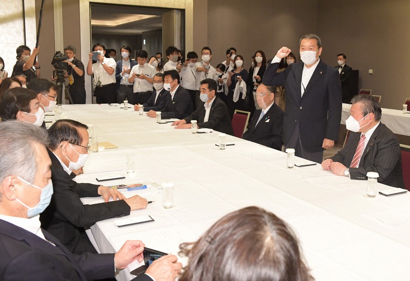自民党総裁選で菅氏陣営の選挙対策本部が立ち上げられ、発言する本部長の小此木八郎元国家公安委員長(右から2人目)=東京都内のホテルで2020年9月4日午後1時3分、竹内幹撮影