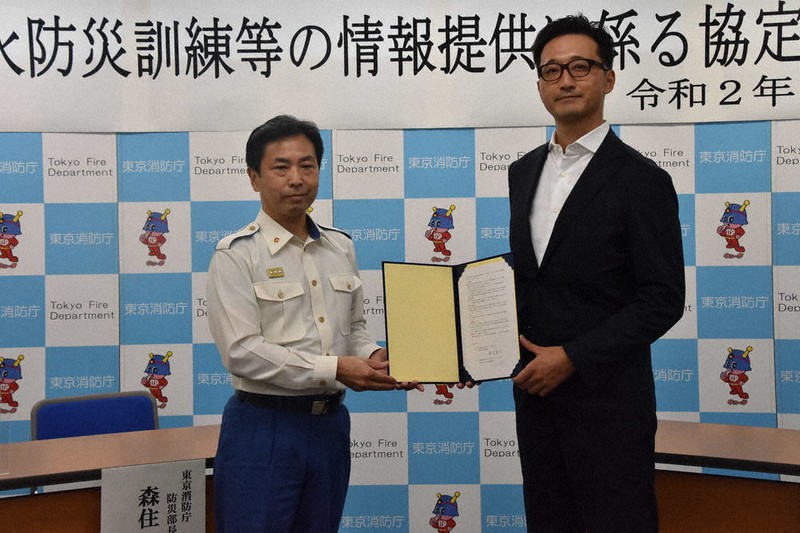 協定を結んだ東京消防庁の森住敏光防災部長(左)と「マチマチ」の六人部生馬代表取締役=千代田区で