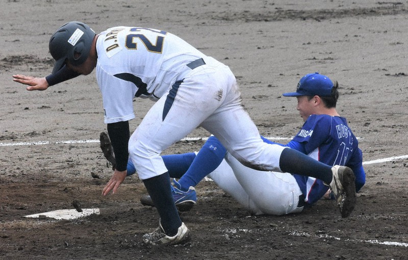【新潟クラブ野球団-JR新潟】三回裏JR新潟2死二、三塁、暴投で交錯しながらも生還する荒木(左)=新潟市中央区の鳥屋野野球場で