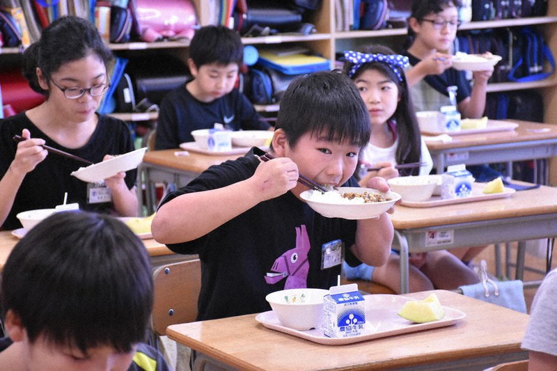にいがた和牛のチンジャオロース丼を夢中でかき込む児童たち=新潟市東区の木戸小学校で、北村秀徳撮影