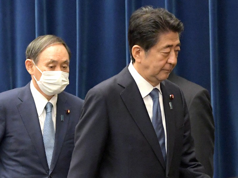 辞任を表明した記者会見を終え、会見室を後にする安倍晋三首相(右)。左は菅義偉官房長官=首相官邸で2020年8月28日午後6時1分、竹内幹撮影