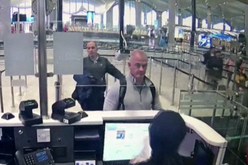 トルコ・イスタンブールの空港で防犯カメラに映ったマイケル・テイラー容疑者(手前)=2019年12月、AP
