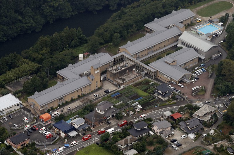 事件のあった相模原市緑区の障害者施設「津久井やまゆり園」=2016年7月26日午前7時4分、本社ヘリから