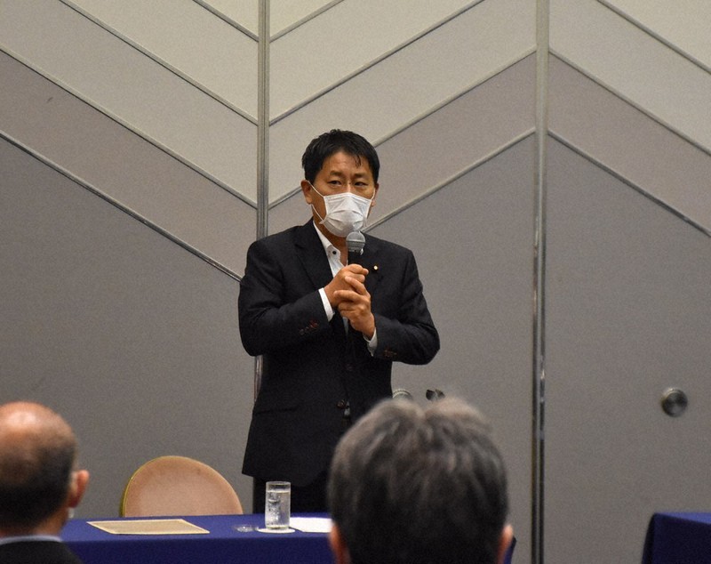 自民党県連所属の県議らを前に「できる限り(党員らの)意見を反映したい」と話す武村展英会長=大津市におの浜4のびわ湖大津プリンスホテルで2020年9月5日、諸隈美紗稀撮影