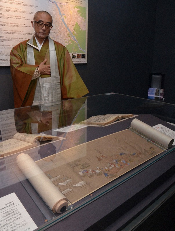 初展示の「宇治製茶絵巻」(手前)を紹介する神居文彰住職=宇治市の平等院ミュージアム鳳翔館で2020年9月5日、鈴木健太郎撮影