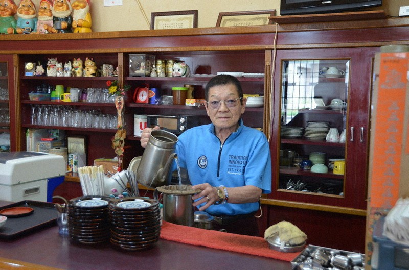 こだわりのドリップコーヒーをたてる店主の中垣英和さん=丹波市氷上町朝阪の「リスボン」で2020年9月3日、丸井康充撮影