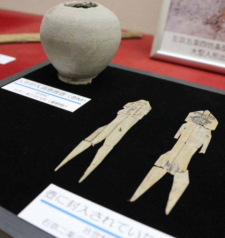 8世紀ごろのつぼ(奥)に封じられていた木の人形。中央の人形には腹と足に木のくぎが打ち込まれている=奈良市の埋蔵文化財調査センターで2020年8月31日午前10時43分、稲生陽撮影