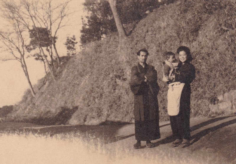 文士然とした父川内康範(左)の隣で母智恵子さんに抱かれた春樹氏。1948年の撮影で、場所は「ボート小屋」のあった福島県いわき市の丹後沢と思われる=飯沼春樹氏提供