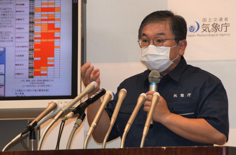 記者会見で台風10号に関する見通しを説明する気象庁の中本能久・予報課長=東京都千代田区で2020年9月6日午前9時36分、黒川晋史撮影