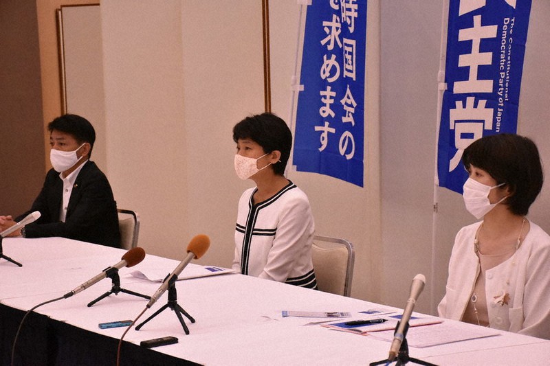 大会終了後、記者会見を開き抱負を述べた立憲民主県連の(左から)黒岩副代表、西村代表、打越副代表=新潟市中央区のホテルで