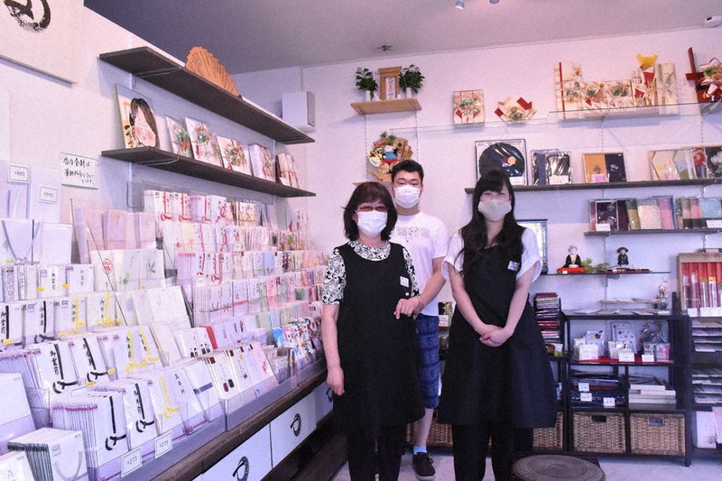 店内には祝儀袋や小物がずらり。ここでしか買えないオリジナル商品もある=新潟市中央区で