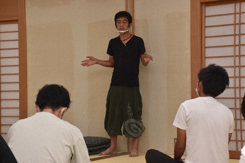 講演した「ポケットマルシェ」の高橋博之代表取締役(中央)=岐阜市で