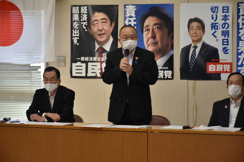 自民党県連の臨時役員会であいさつする青木謙順幹事長=津市桜橋2の自民党県連で