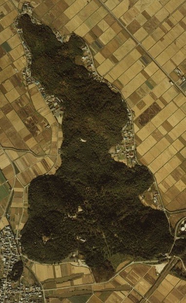 安土城北側に郭４カ所 赤色立体地図作製で判明 防御目的以外の施設か 滋賀 毎日新聞