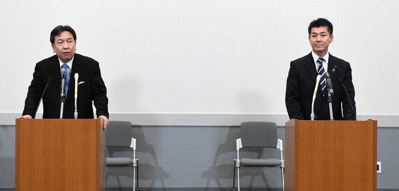 合流新党の代表選に立候補し、共同記者会見をする立憲民主党の枝野幸男代表(左)と国民民主党の泉健太政調会長=東京都千代田区で2020年9月7日午後1時17分、竹内紀臣撮影