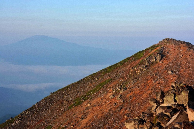 北ア 乗鞍岳から望む長い山裾 3000メートル級の活火山 御嶽山 毎日新聞