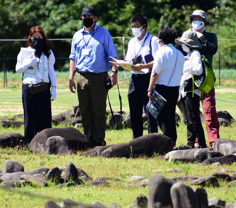 大湯環状列石の調査にあたるイコモスの調査員(左から2人目)=秋田県鹿角市で2020年9月6日、田村彦志撮影
