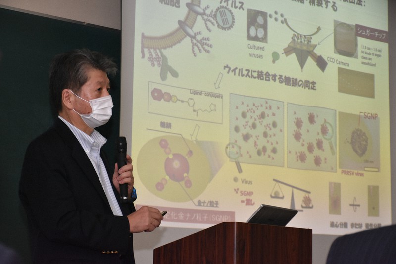 新型コロナウイルスとインフルエンザウイルスA、B型を同時検査できるPCR検査装置について説明する鹿児島大の隅田泰生教授=金沢市内で2020年9月7日午後1時39分、園部仁史撮影