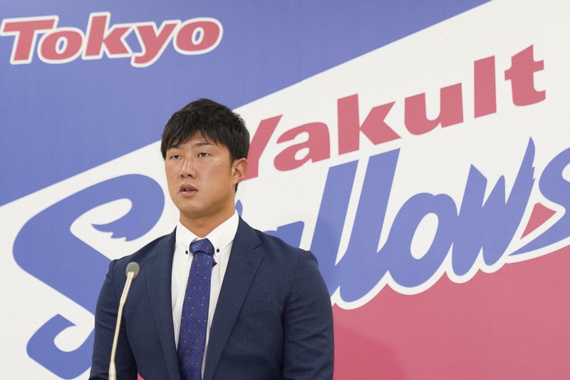 入団記者会見でヤクルトでの復活を誓った歳内宏明投手=球団提供
