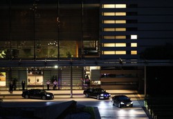 辞任表明の記者会見を終えた安倍晋三首相を乗せ、首相官邸を出る車両（右から2台目）＝東京都千代田区で2020年8月28日、吉田航太撮影