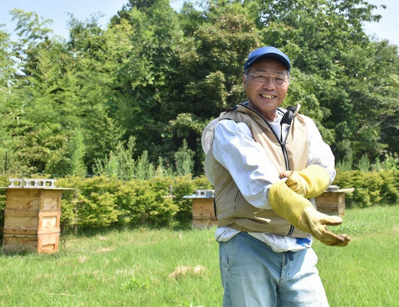 養蜂を本格的に始めた佐藤繁芳さん=福島県浪江町立野で2020年8月21日、寺町六花撮影