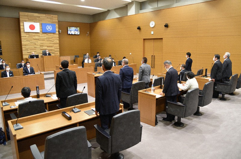 女川原発2号機の早期再稼働を求める陳情の採決で、賛成の起立をする町議ら=宮城県女川町議会で