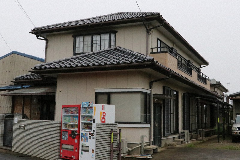 空き家を活用した宿。駐車スペースは4台分ある=茨城県鹿嶋市宮中で、根本太一撮影