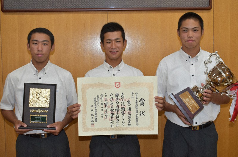 県高野連から表彰された(左から)吉本光甫副主将、小田倉啓介主将、山本雄大副主将=茨城県阿見町青宿の霞ケ浦高で