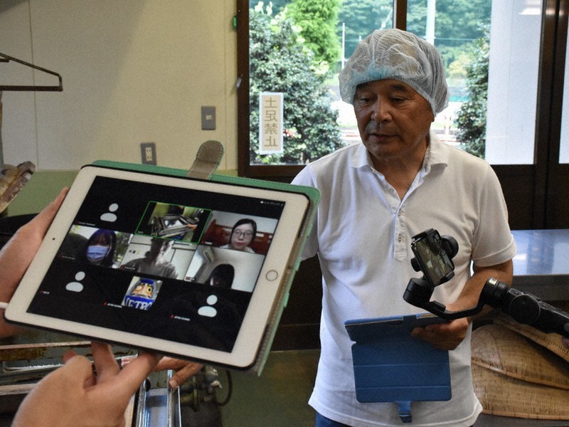 「Zoom」を活用して学生たちに自社の説明をする清水正行さん=群馬県富岡市妙義町で