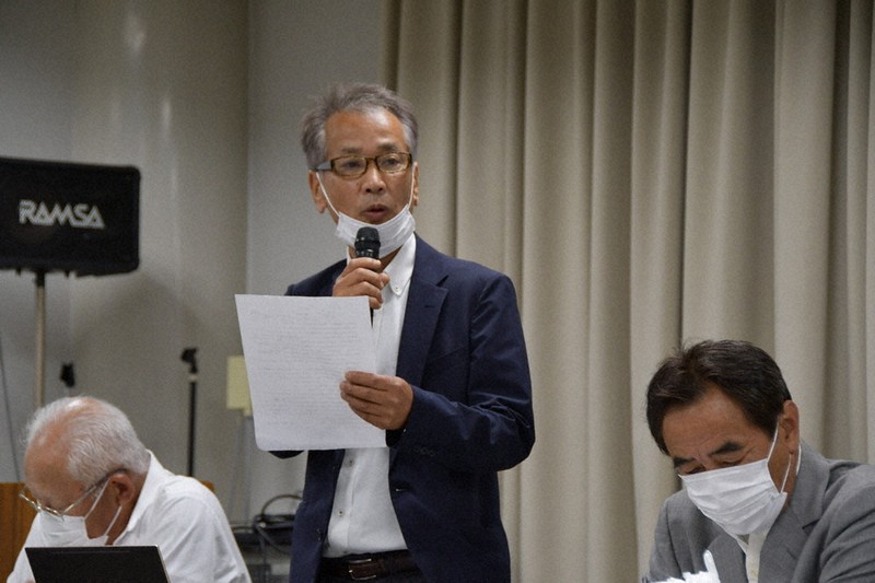 舞鶴・パーム油発電所計画の「疑問」を発表する大西寛治委員長(中央)=京都府舞鶴市喜多で、塩田敏夫撮影
