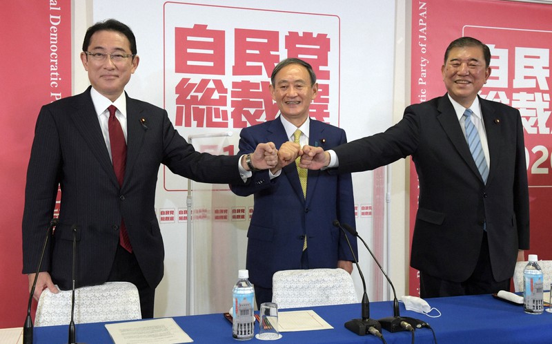 自民党総裁選が告示され、記者会見前に記念写真に納まる(左から)岸田文雄政調会長、菅義偉官房長官、石破茂元幹事長=東京都千代田区同党本部で2020年9月8日午後2時58分、竹内幹撮影