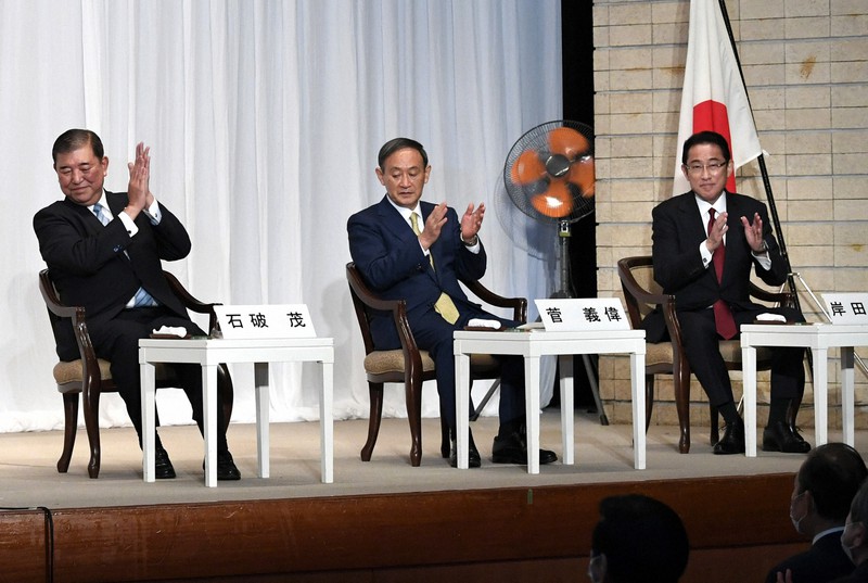 自民党総裁選の所見発表演説会に臨む(左から)石破茂元幹事長、菅義偉官房長官、岸田文雄政調会長=東京都千代田区の自民党本部で2020年9月8日午後1時1分、竹内紀臣撮影