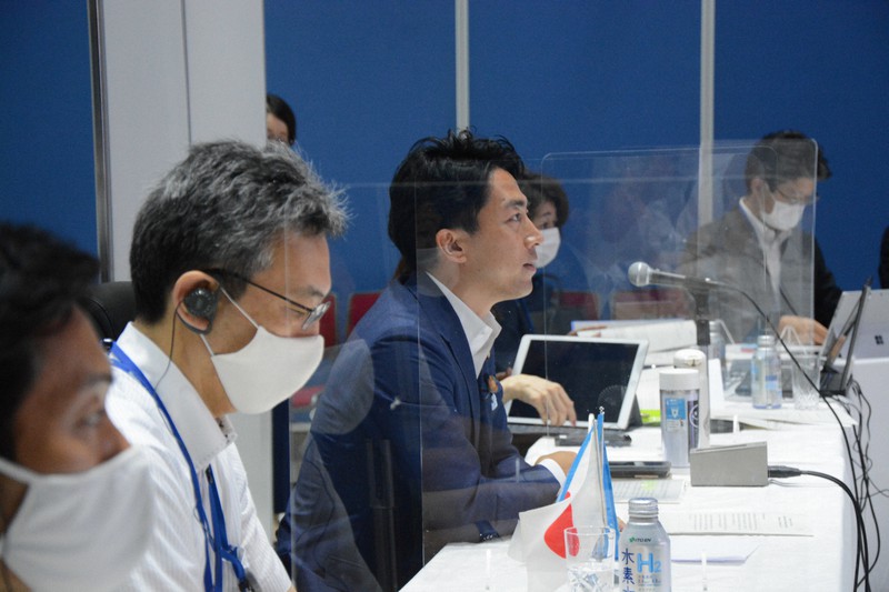 地球温暖化対策について議論するオンライン国際会議で議長を務める小泉進次郎環境相(中央)=東京都港区で2020年9月3日午後8時1分、信田真由美撮影