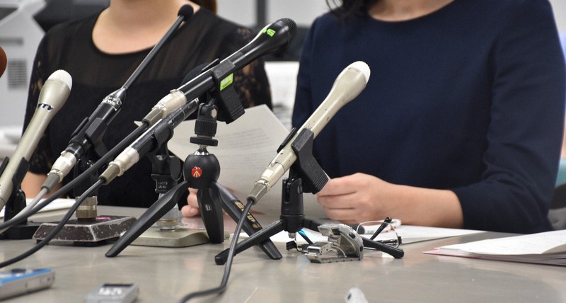 任天堂を相手取った「紹介予定派遣」を巡る訴訟で記者会見を開き、雇用拒否の不当性を主張する原告の保健師2人=京都市内で2020年9月8日午後2時24分、添島香苗撮影