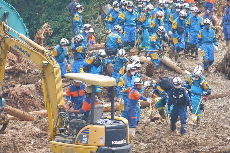 大量の土砂が崩落した現場で捜索を続ける宮崎県警や大阪府警の警察官ら＝宮崎県椎葉村下福良で2020年9月8日午後1時46分、上入来尚撮影