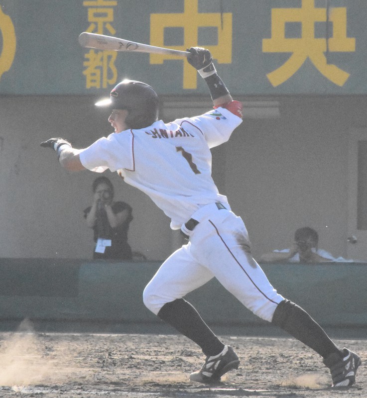 【日本製鉄広畑-カナフレックス】九回裏カナフレックス1死二、三塁、新宅優悟がサヨナラの二塁適時内野安打を放つ=京都市のわかさスタジアム京都で2020年9月8日午後4時23分、安田光高撮影