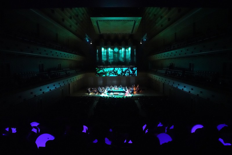 メディアアーティストの落合陽一と日本フィルによる10月の《__する音楽会》はオンライン&ホールの双方から楽しめる。写真は昨年行われた「耳で聴かない音楽会2019」より (C)山口敦