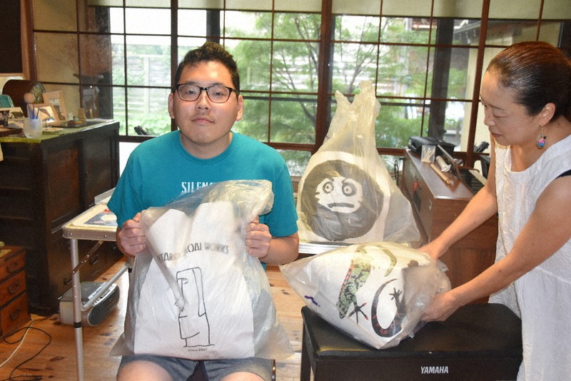 ゴミの山から笑顔生む 桐生の障害者アート支援団体 ゴミ袋に作品印刷を モアイ像が人気 群馬 毎日新聞
