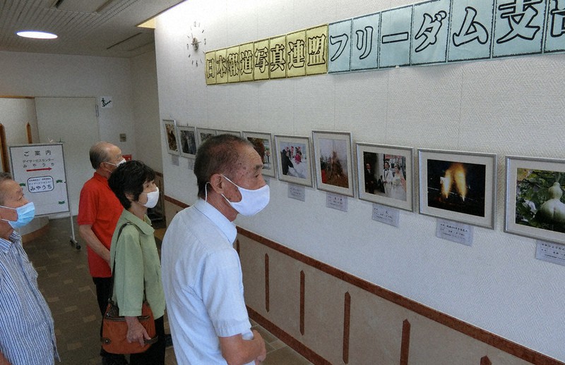 力作が並ぶ日報連フリーダム支部の写真展=新潟県長岡市の高齢者センターみやうちで