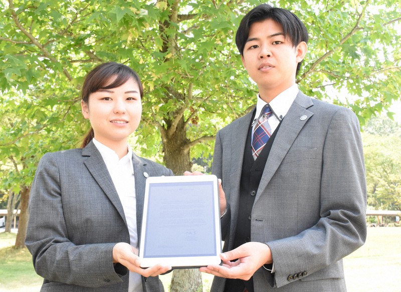 中満泉さんから激励の手紙を受け取った神戸市外国語大の椛山美生さん(左)と永尾崇晃さん=神戸市西区で2020年8月24日午後0時21分、韓光勲撮影