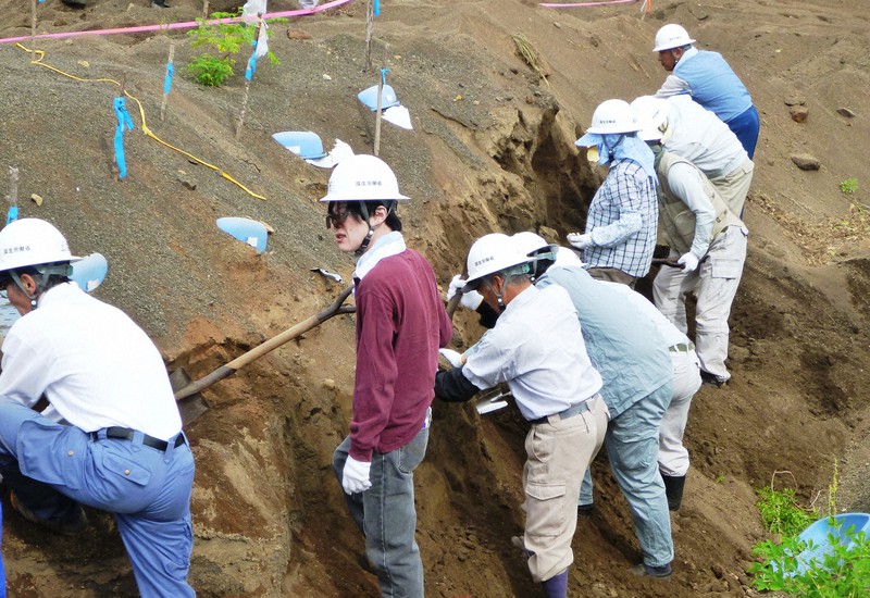硫黄島で戦没者の遺骨を収容する現場。左から2人目が筆者(栗原俊雄)=2012年7月11日撮影