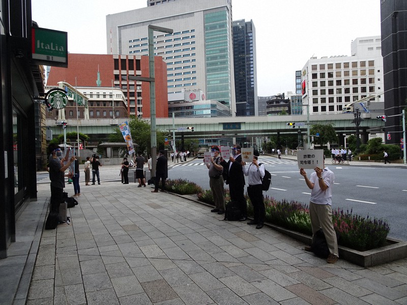 交差点の四方に分かれて行われたスルガ銀行への抗議デモ=東京都中央区で9月2日、今沢真撮影