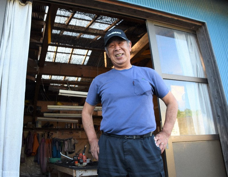 再建した作業小屋でガレキの撤去を喜ぶ佐々木浩悦さん=陸前高田市小友町で