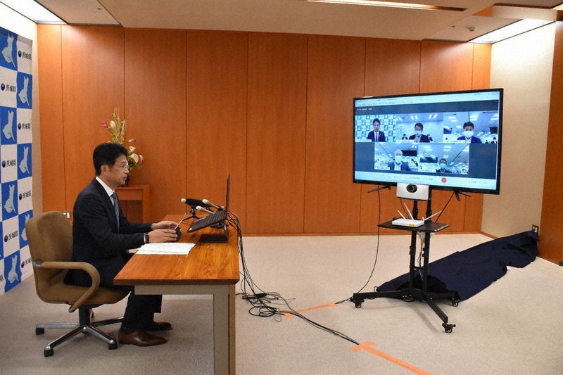 テレビ会議で東京電力福島第1原発から発生する汚染処理水の取り扱いについて意見を述べる大井川和彦知事=茨城県庁で